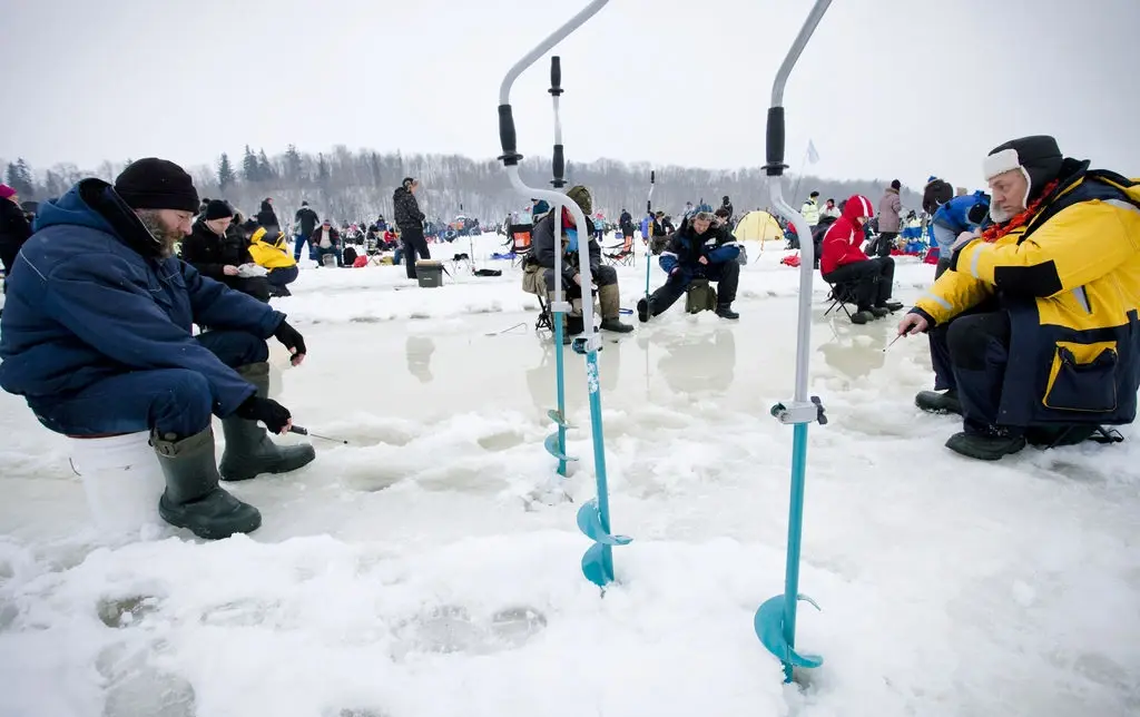 Prangli travel Icefishing1