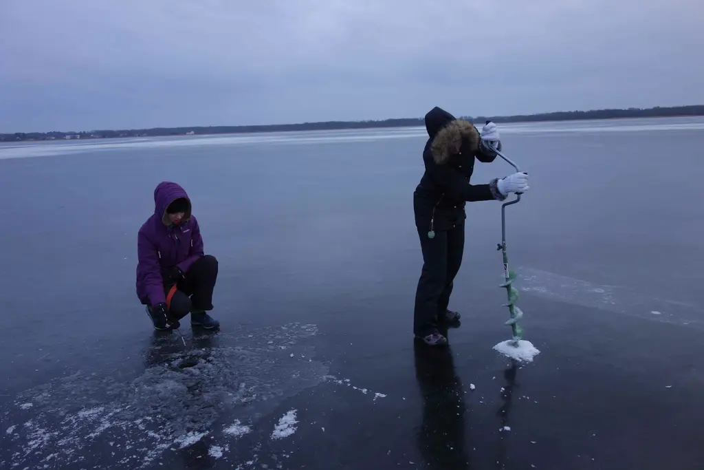 Prangli travel Icefishing2