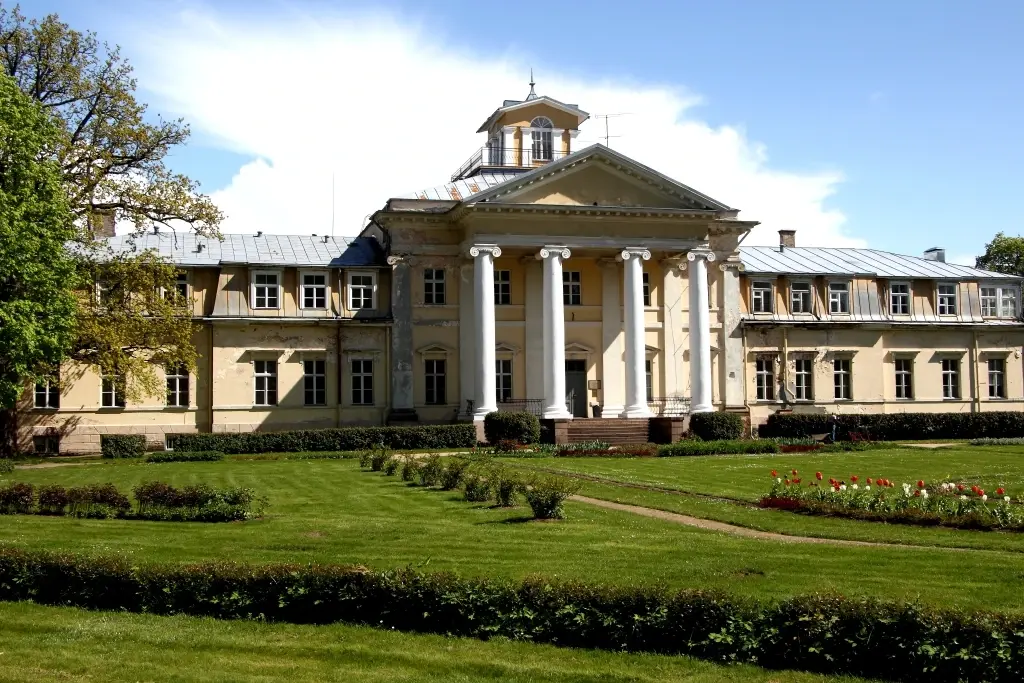 8 day self guided hike manour